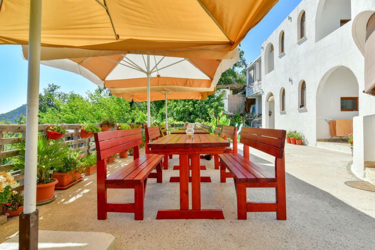 Pataki Guesthouse Petrovac na moru Exterior foto